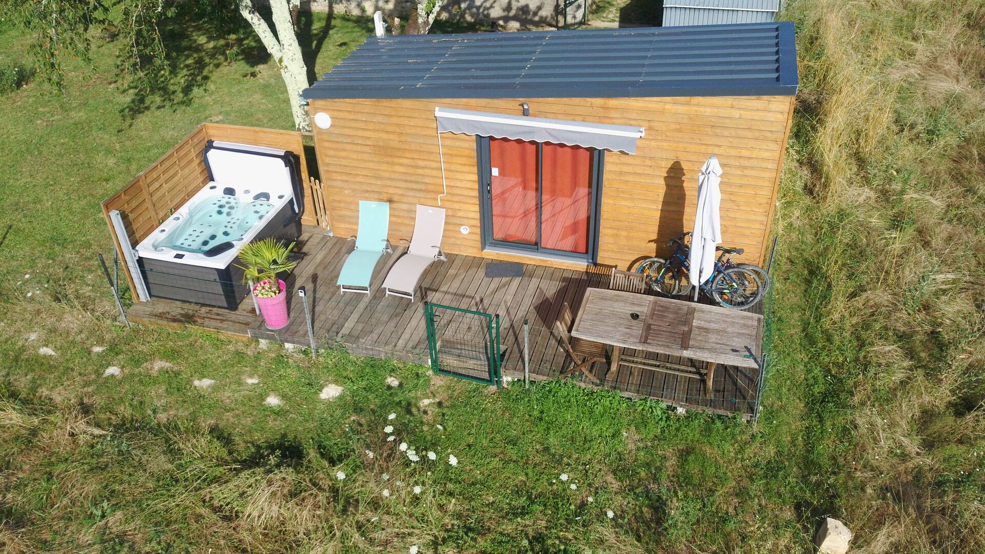 Vue aérienne de la tiny house posée au milieu des champs charentais