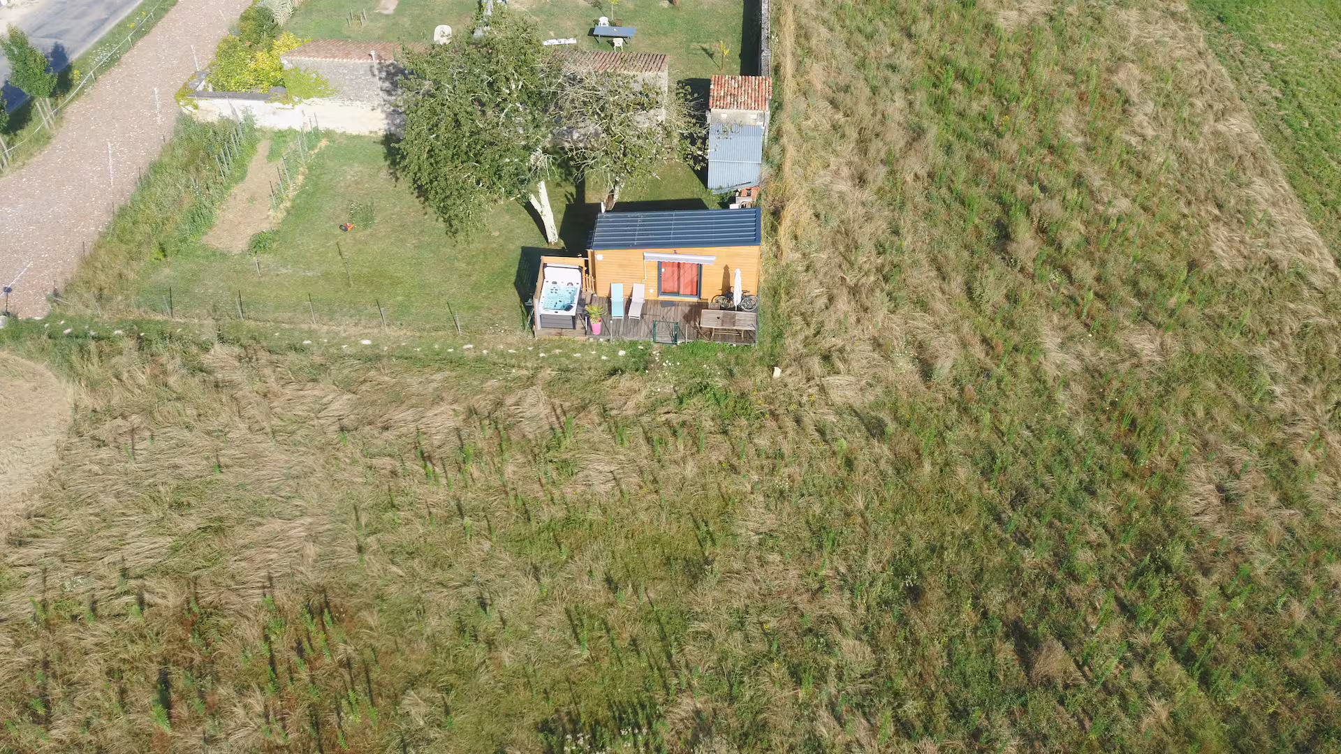 Vue par drone de la tiny house et de sa terrasse