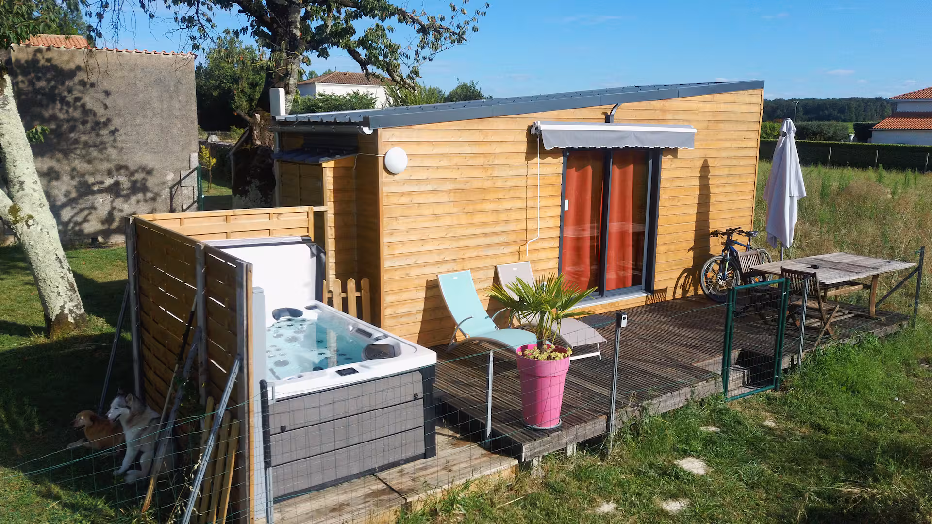 Terrasse extérieure de la tiny house ouverte sur la campagne