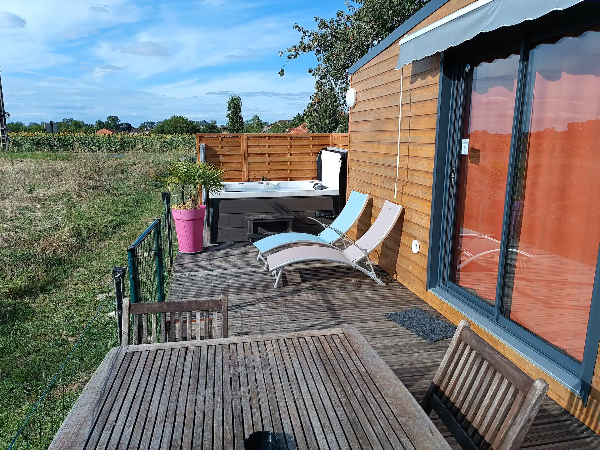 Façade extérieure de la tiny house en bois