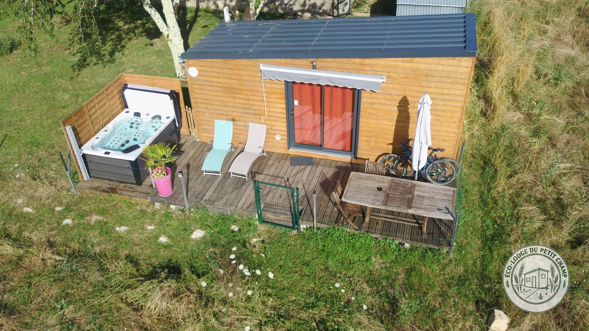Vue aérienne de la tiny house posée au milieu des champs charentais