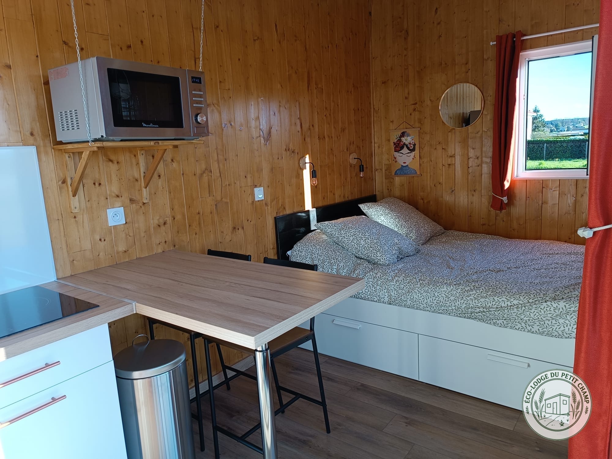 Chambre de la tiny house avec literie soignée