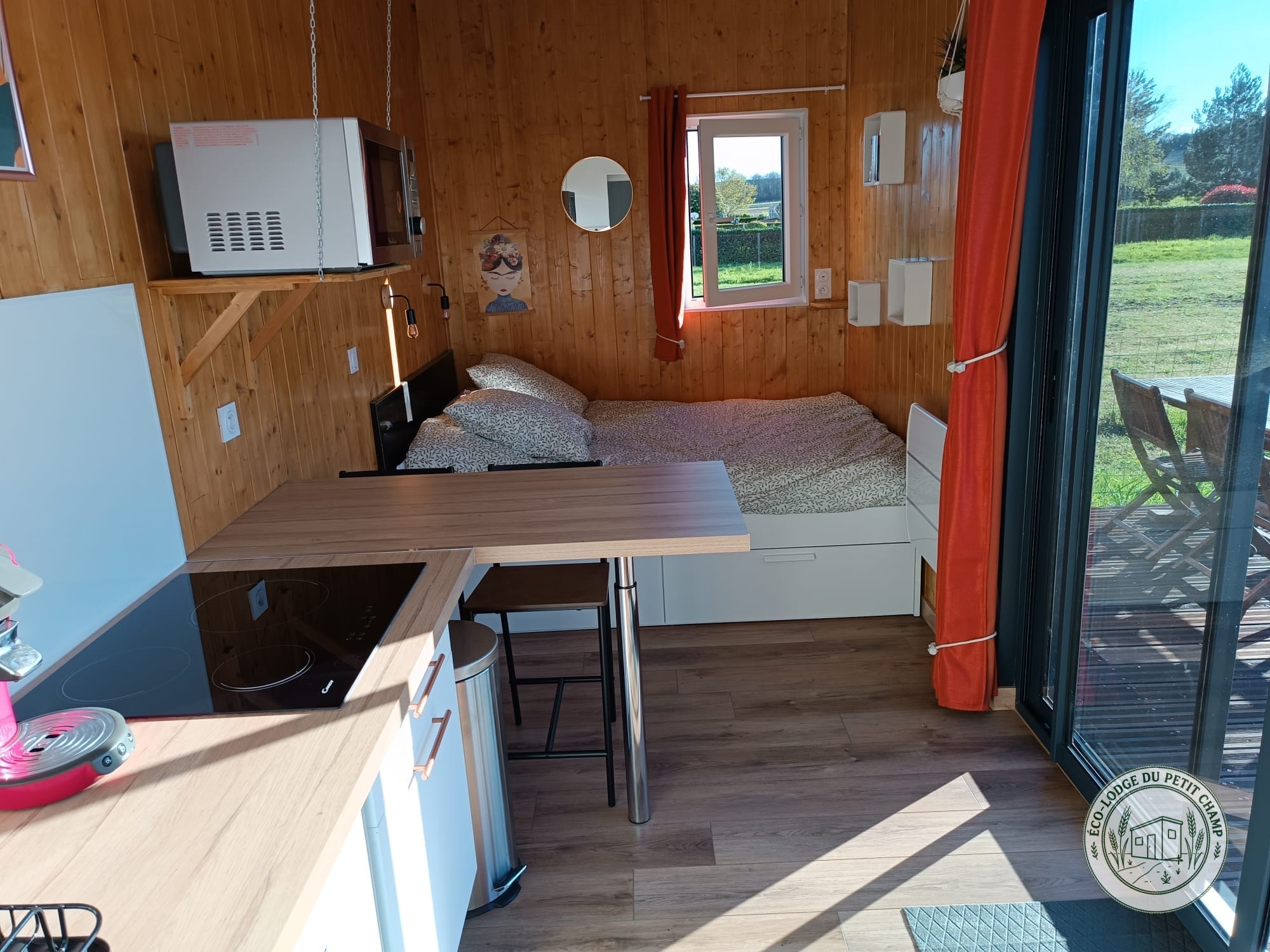 Chambre cocon de la tiny house avec literie soignée