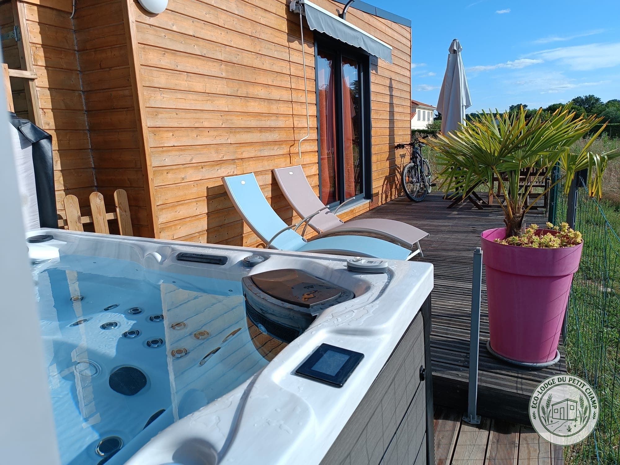 Tiny house en bois au coucher du soleil sur sa terrasse, en Charente