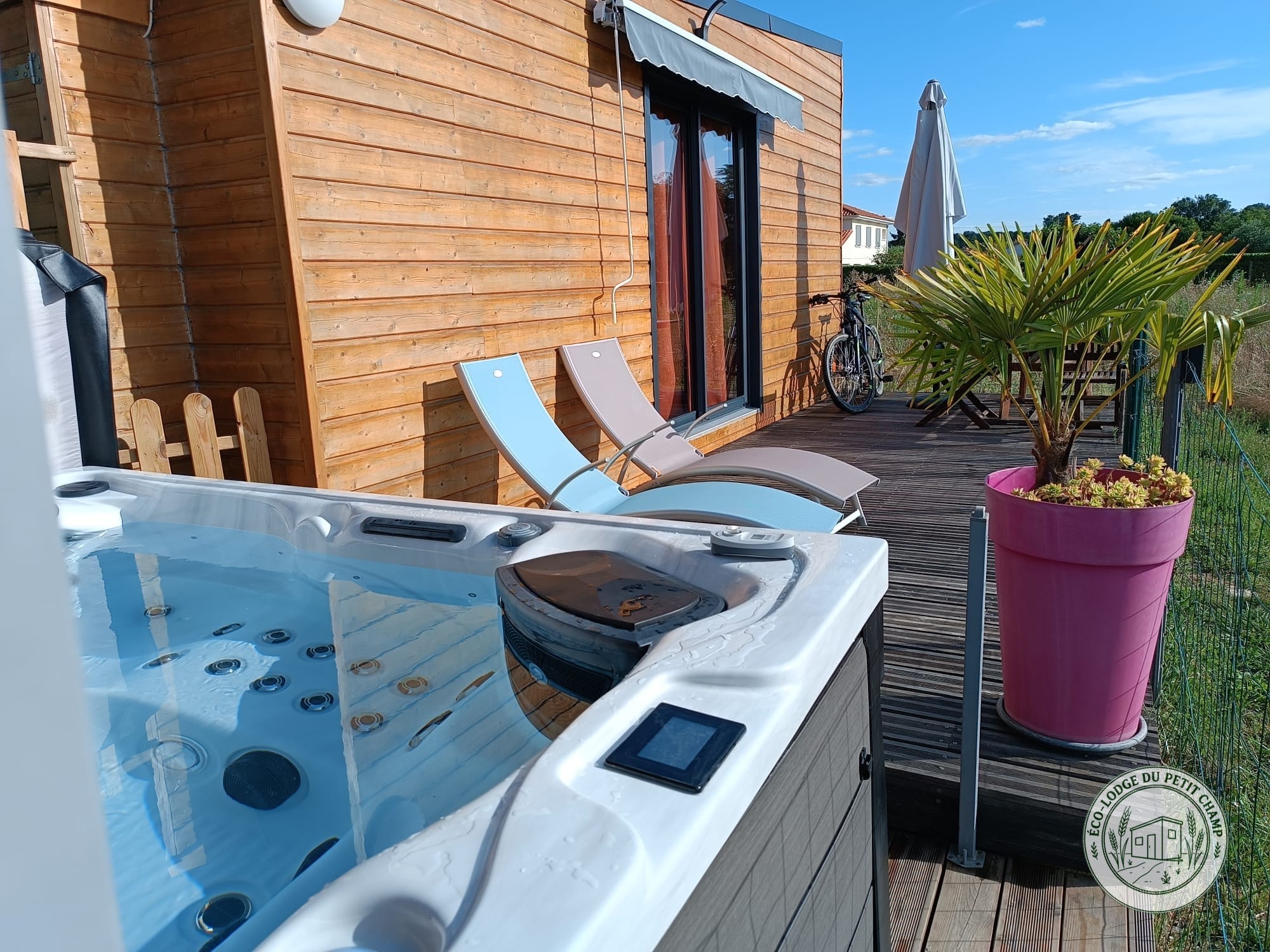 Vue de la tiny house depuis le jacuzzi