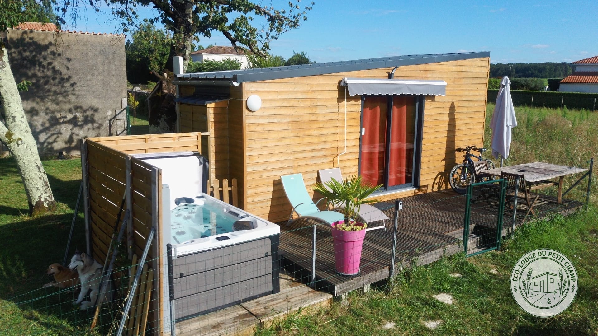 Terrasse extérieure de la tiny house ouverte sur la campagne