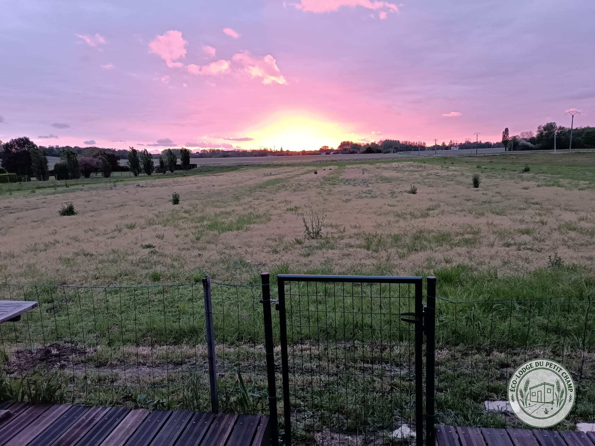 Terrasse extérieure de la tiny house avec jacuzzi
