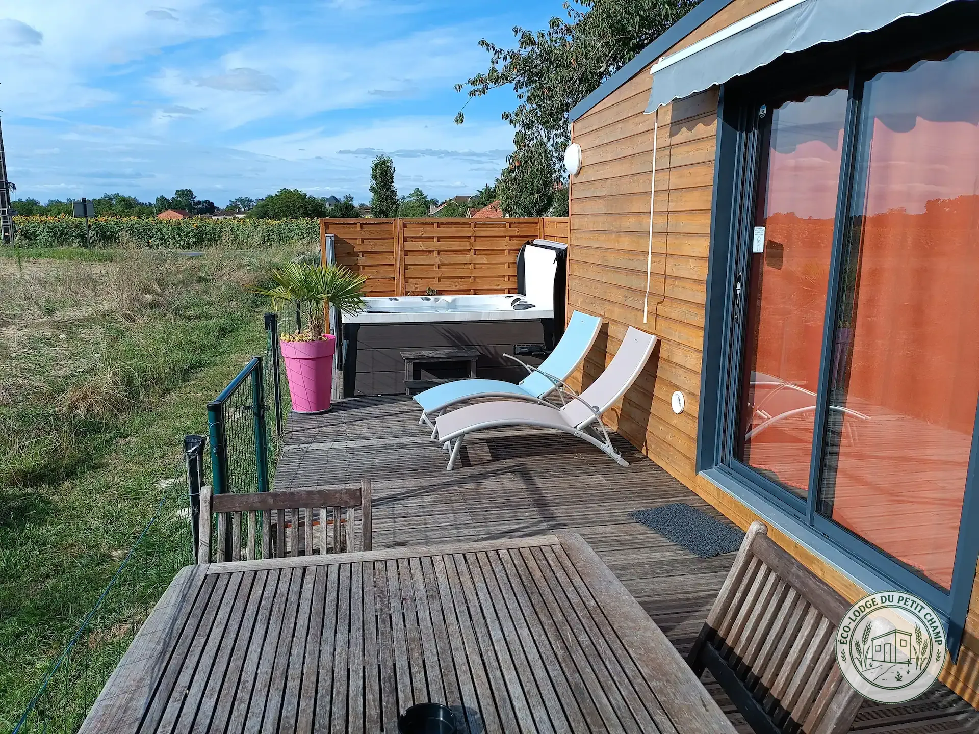 Façade extérieure de la tiny house en bois